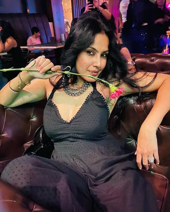 Kamya Punjabi Photos: કામ્યા પંજાબી આજકાલ ફરીથી સોશ્યલ મીડિયા પર ચર્ચામાં આવી છે, ખરેખરમાં એક્ટ્રેસની નવી તસવીરોએ ઇન્ટરનેટ પર ધમાલ મચાવી દીધી છે. કામ્યાએ એકવાર ફરીથી પોતાના લૂક્સથી સોશ્યલ મીડિયા પર ગ્લેમર બિખેર્યો છે.