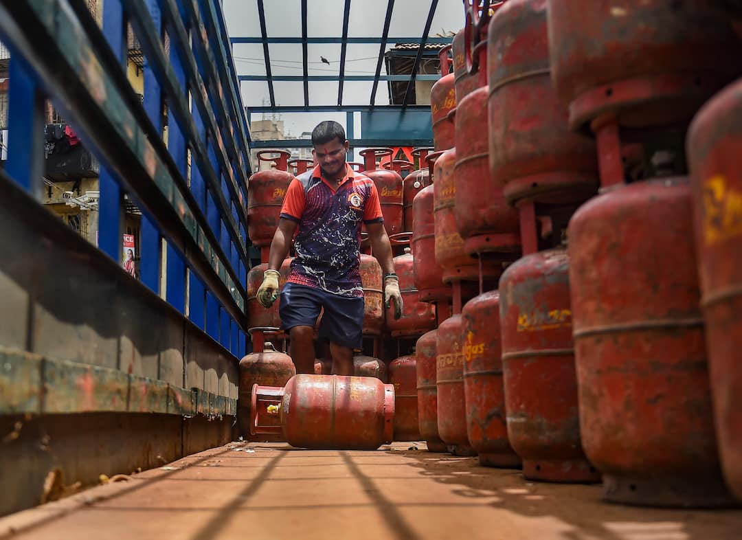 LPG cylinders price slashed by Rs 198 in Delhi know the price of other states LPG Price Slashed: মাসের শুরুতেই খুশির খবর, কমল রান্নার গ্যাসের দাম