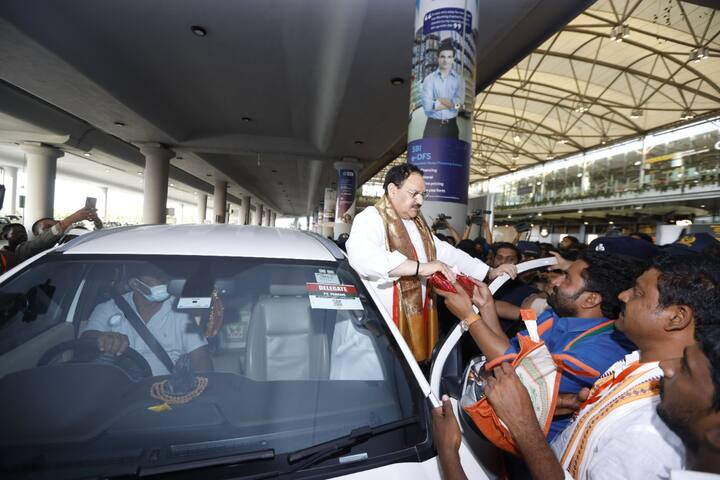 బీజేపీ కార్యకర్తలతో ముచ్చటిస్తున్న జేపీ నడ్డా