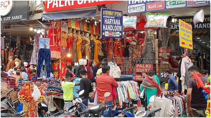 करोल बाग, दिल्ली - दिल्ली का ये बाजार कपड़ों की खरीदारी के लिए बहुत मशहूर है. खास बात ये कि यहां ग्राहक जमकर मोलभाव करते हैं. साथ ही यहां काफी वैरायटी में फुटवियर भी आपको किफायती दामों पर मिल जाते हैं.