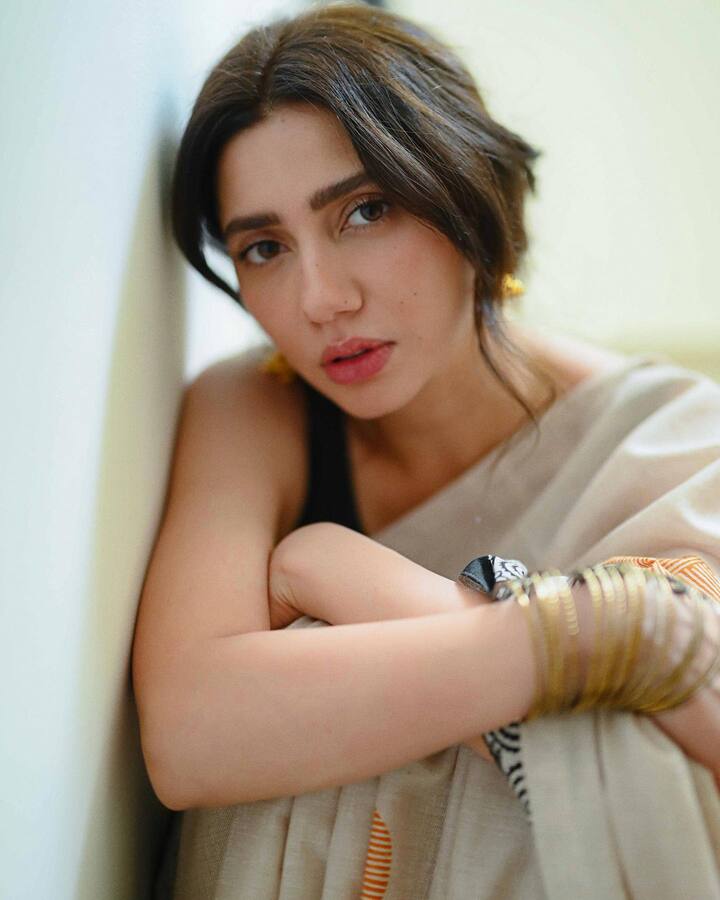 दरअसल माहिरा खान ने हाल ही में अपनी कुछ लेटेस्ट फोटो को ऑफिशियल इंस्टाग्राम हैंडल पर शेयर किया है. सोशल मीडिया पर आते ही माहिरा के ये फोटो सुर्खियां बटोरने लगी हैं.