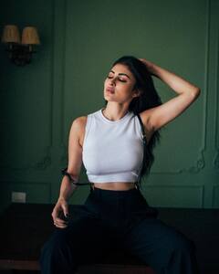 Mouni Roy: வெள்ளி மலரென இருக்கும் மௌனி ராயின் ரீசண்ட் புகைப்படங்கள்