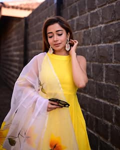 PHOTO: पिवळा ड्रेस, मोकळे केस; टीना दत्ताचा क्लासी अंदाज!