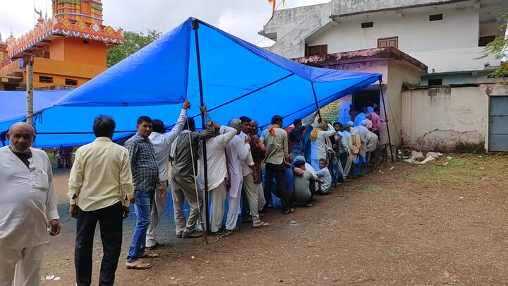 मतदान को लेकर मतदाताओं में काफी उत्साह नजर आया. मतदान केंद्रों पर मतदाताओं की लंबी-लंबी लाइनें नजर आईं. बारिश के मौसम को ध्यान में रखते हुए मतदान केंद्रो पर तिरपाल भी लगाया गया था.