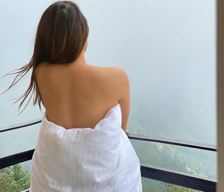 અહીંથી તેણે ઈન્સ્ટાગ્રામ પર કેટલીક તસવીરો શેર કરી છે. સુષ્મા અધિકારીની આ તસવીરો જોઈને તમે તમારી આંખો પર વિશ્વાસ નહીં કરી શકો. આ તસવીરોમાં સુષ્મા અધિકારી સુપર બોલ્ડ લાગી રહી છે. આ તસવીરો દ્વારા સુષ્મા બોલિવૂડની કોઈપણ અભિનેત્રીને ટક્કર આપતી જોવા મળે છે.