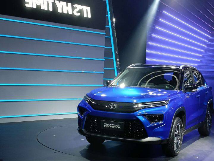 Urban Cruiser Hyryder च्या लूक आणि डिझाइनबद्दल बोलायचे झाले तर, या SUV ला स्प्लिट हेडलॅम्प सेटअप मिळतो. जो अलीकडच्या काळात खूप लोकप्रिय झाला आहे. याला दोन्ही बाजूला स्लीक LED DRL सह स्लिम ग्रिल मिळते. तर फुल-LED हेडलॅम्प या कारच्या खालील बाजूस देण्यात आले आहे. मागील बाजूस, Hyryder ला टोयोटा लोगोसह स्लिम C-आकाराचे टेल लॅम्प मिळतात.