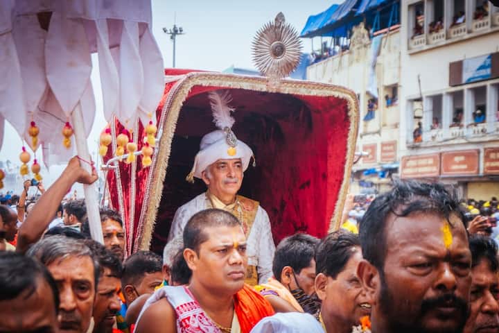 নিয়ম মতোই জগন্নাথ দেবের রথযাত্রার সময় উপস্থিত থাকেন পুরীর রাজা। তাঁর হাতেই বেশ কিছু আচার-অনুষ্ঠান হয়। এদিন প্রচলিত প্রথা মেনে হাজির হয়েছিলেন পুরীর রাজা। ছবি: শ্রী জগন্নাথ মন্দির অফিসের অফিসিয়াল টুইটার হ্যান্ডেল (@SJTA_Puri)