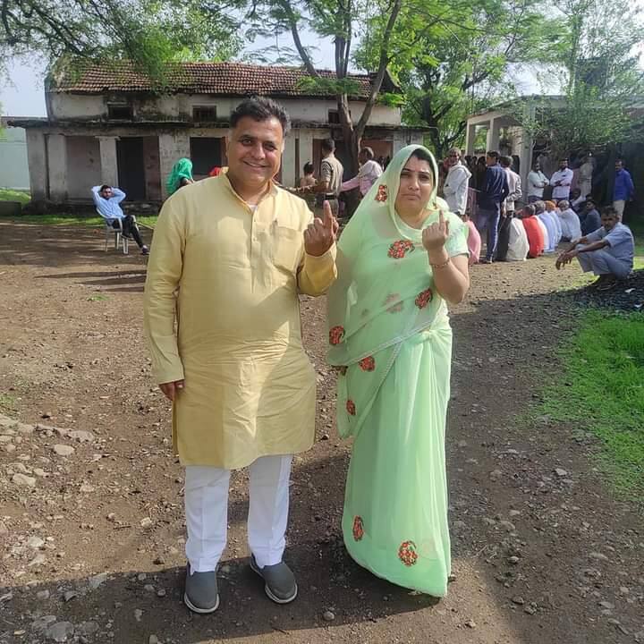 कलेक्टर ने मतदान केंद्रों में आने वाले मतदाताओं से बात भी की और मतदान को लेकर लोगों को जागरूक किया.