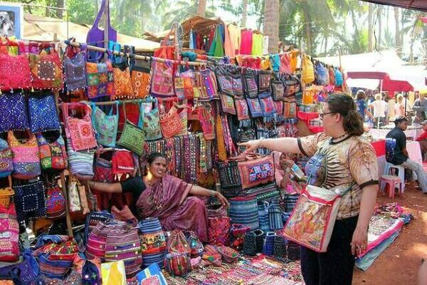 सरोजिनी नगर बाजार, दिल्ली - इस मार्केट को दिल्ली से सबसे मॉडर्न और ट्रैंडी बाजारों में शुमार किया जाता है. यहां आपको कपड़ों की एक अच्छी खासी रेंज काफी किफायती दामों पर मिल जाती है. यूथ की तो इसे फेवरेट शॉपिंग डेस्टिनेशन कहा जा सकता है.