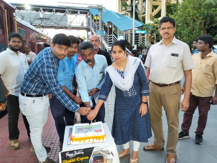 విజయవాడ-చెన్నై మధ్య తిరిగే పినాకినీ ఎక్స్ ప్రెస్ కు పుట్టిన రోజు పండుగ చేశారు రైల్వే అధికారులు.