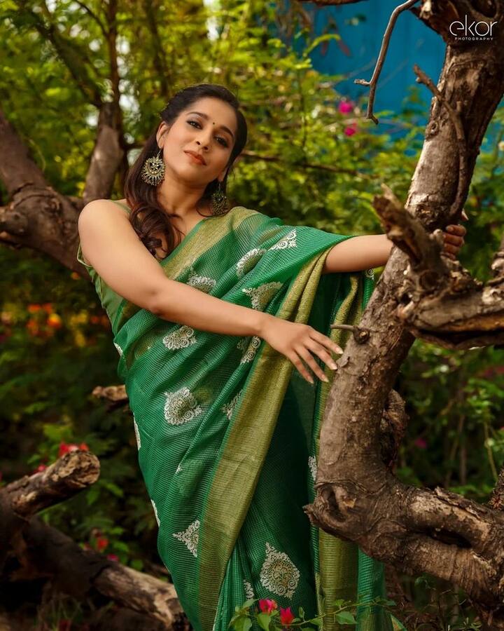 ఎప్పటికప్పడు హాట్ ఫోటోషూట్ లలో పాల్గొంటూ వాటిని తన ఇన్స్టాగ్రామ్ లో షేర్ చేస్తుంటుంది.(Photo Courtesy: Rashmi Gautam Instagram)