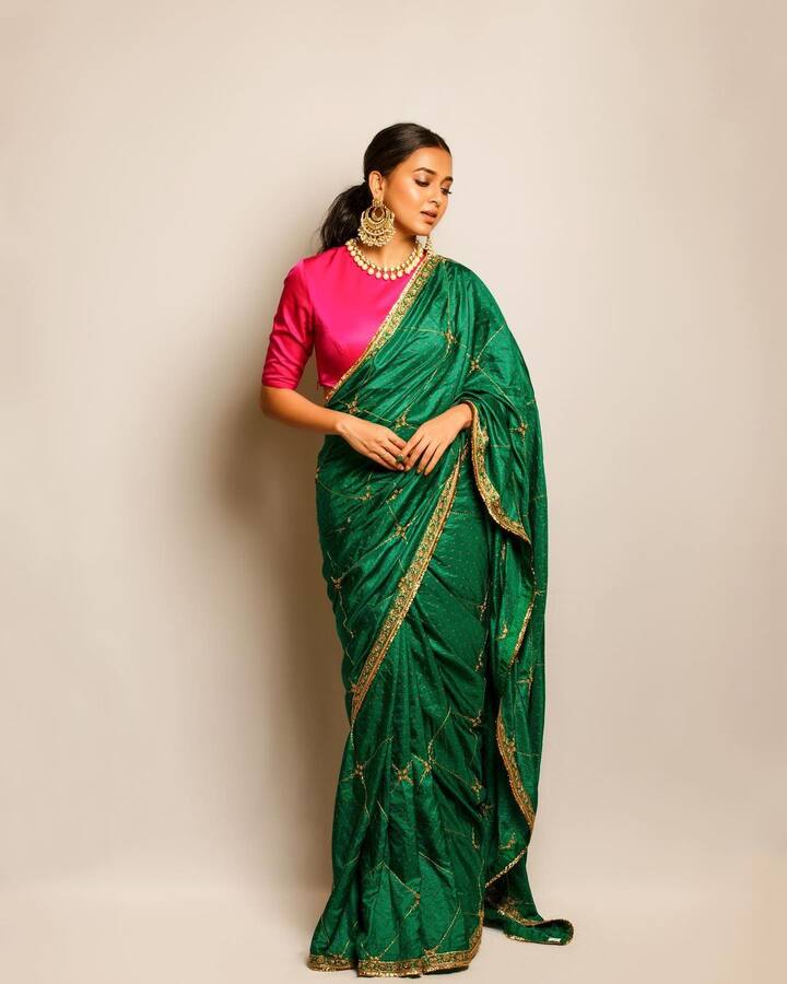 यावेळी तिने सोशल मीडियावर साडीतील फोटो फोटो शेअर केले आहे. तेजस्वी प्रकाशने साडीतील फोटो शेअर करून सोशल मीडियावर आग लावली आहे.