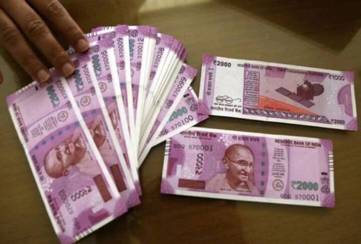 अकाउंट ट्रांसफर के नियम: किसान विकास पत्र को केवल इन मामलों में एक व्यक्ति से दूसरे व्यक्ति को ट्रांसफर किया जा सकता है. अकाउंट होल्डर की मौत पर ज्वॉइंट होल्डर को अकाउंट ट्रांसफर किया जा सकता है. खाता धारक की मौत पर उसके नॉमिनी या कानूनी उत्तराधिकारी को ट्रांसफर कर सकते हैं. अदालत के निर्देश पर खाता ट्रांसफर किया जा सकता है. किसी अथॉरिटी को अकाउंट गिरवी रखने की हालत में भी खाता ट्रांसफर किया जा सकता है.