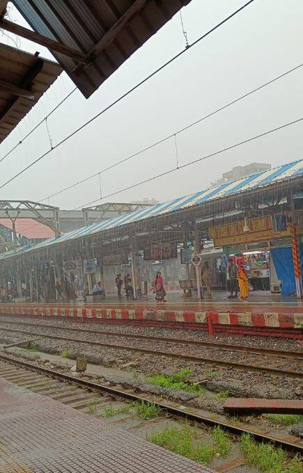 मुंबईत सकाळपासून जोरदार पावसाला सुरुवात झाली