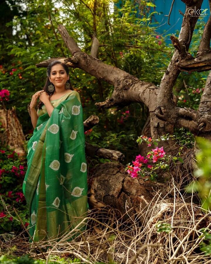 ఓ పక్క సినిమాలు, టీవీ షోలు అంటూ బిజీగా గడుపుతోంది ఈ బ్యూటీ. (Photo Courtesy: Rashmi Gautam Instagram)
