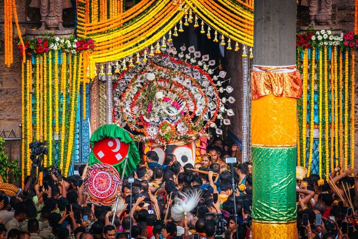 জগন্নাথদেবের রথের নাম নন্দীঘোষ, বলরামের রথ তালধ্বজ এবং সুভদ্রার রথ হল দর্পদলন বা পদ্মধ্বজ৷ ছবি: শ্রী জগন্নাথ মন্দির অফিসের অফিসিয়াল টুইটার হ্যান্ডেল (@SJTA_Puri)