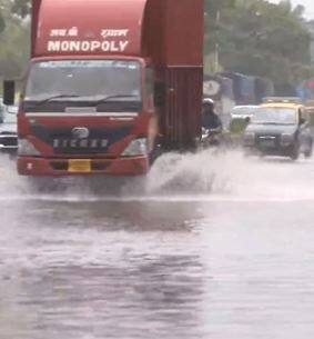 मुसळधार पावसामुळं वाहतुकीवर परिणाम