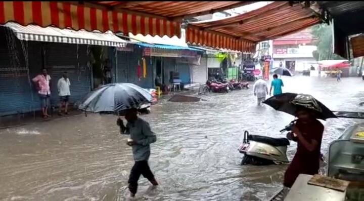 गुरुवार दोपहर बाद सीहोर, आष्टा, इछावर, बुधनी, होशंगाबाद में मानसून की झमाझम बारिश की वजह से कई जगह जलभराव की स्थिति पैदा हो गई. निचली बस्तियों में डेढ़ फीट तक पानी भर गया. इससे लोगों को आवाजाही में काफी परेशानी हुई.