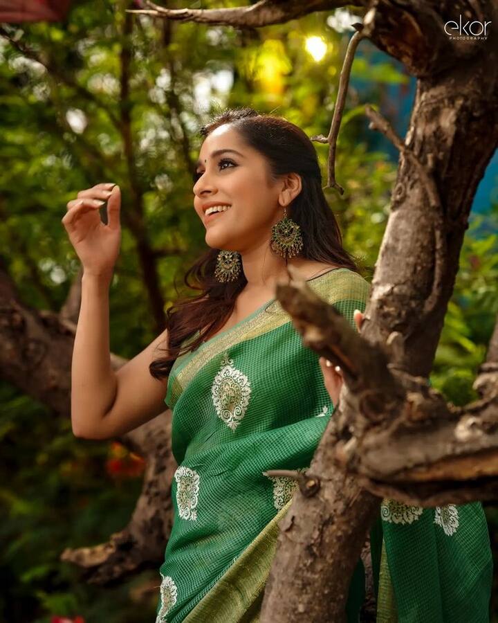 తాజాగా ఫోటోషూట్ లో పాల్గొంది. వీటిని ఇన్స్టాగ్రామ్ లో షేర్ చేయగా.. నెటిజన్లను నుండి మంచి రెస్పాన్స్ వస్తుంది.(Photo Courtesy: Rashmi Gautam Instagram)