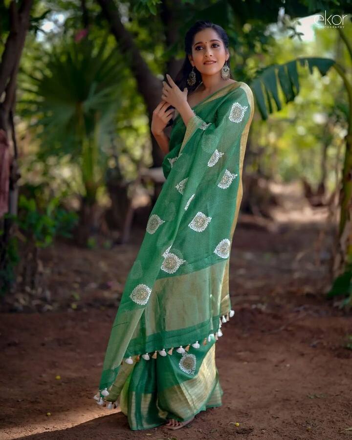 బుల్లితెరపై యాంకర్ రష్మీ వరుస అవకాశాలతో దూసుకుపోతుంది. (Photo Courtesy: Rashmi Gautam Instagram)