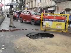 Unnao News: पहली ही बारिश ने खोली निर्माण कार्य की पोल, एक महीने पहले बनी सड़क पर हुआ कई फीट गहरा गड्ढा