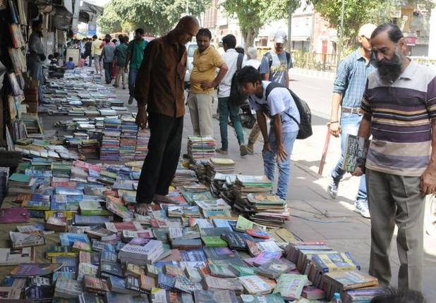 दरियागंज बुक मार्केंट, दिल्ली - दरियांगज में किताबों का ये बाजार काफी लंबे वक्त से लगता आ रहा है. दरियागंज में हर रविवार सड़क के दोनों किनारों पर बुक सेलर अपनी दुकान सजाते हैं. यहां आपको अपनी जरूरत की हर किताब मिल सकती है लेकिन आपको ढूंढने में मेहनत करनी पड़ेगी.