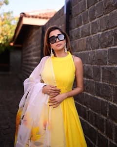 PHOTO: पिवळा ड्रेस, मोकळे केस; टीना दत्ताचा क्लासी अंदाज!