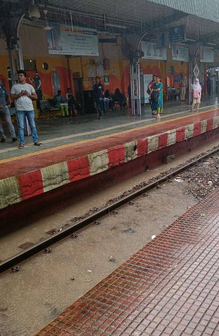 मुंबईत मुसळधार पाऊस, वाहतुकीवर परिणाम