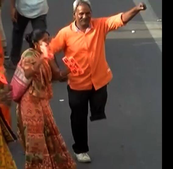 Ahmedabad Rathyatra 2022: પગની અપંગતા ભૂલી ભક્ત થયો જગન્નાથની ભક્તિમાં તરબોળ, જુઓ વીડિયો