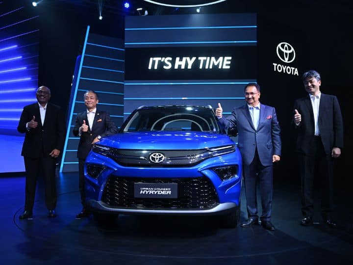 Toyota Urban Cruiser Hyryder reaches dealerships bookings open see details डीलरशिप पहुंची टोयोटा की नई Urban Cruiser Hyryder, 25 हजार में कर सकते हैं बुकिंग