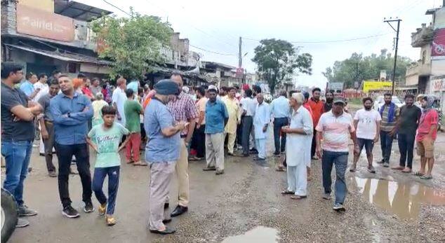 Mohalla residents Protest on Hoshiarpur -Chintpurni Road, saying that accidents were taking place due to potholes  ਹੁਸ਼ਿਆਰਪੁਰ -ਚਿੰਤਪੂਰਨੀ ਰੋਡ 'ਤੇ ਮੁਹੱਲਾ ਵਾਸੀਆਂ ਨੇ ਲਗਾਇਆ ਧਰਨਾ  , ਕਿਹਾ - ਟੋਏ ਹੋਣ ਕਾਰਨ ਵਾਪਰ ਰਹੇ ਹਾਦਸੇ 