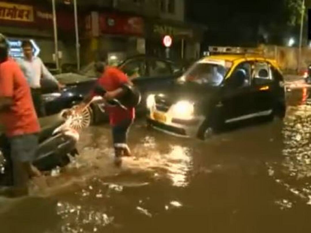 Mumbai Rain news Heavy rains in Mumbai affect traffic Mumbai Rain : मुंबईत मुसळधार पाऊस, अंधेरी सब वे मध्ये तीन ते चार फूट पाणी
