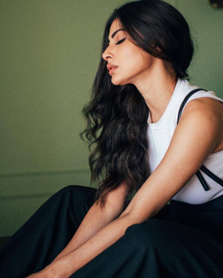 मौनी रॉय (Mouni Roy) जल्द ही अयान मुखर्जी के निर्देशन में बनी फिल्म 'ब्रह्मास्त्र' में नजर आएंगी. इस फिल्म में उनके साथ रणबीर कपूर, आलिया भट्ट और अमिताभ बच्चन लीड रोल में दिखाई देंगे.