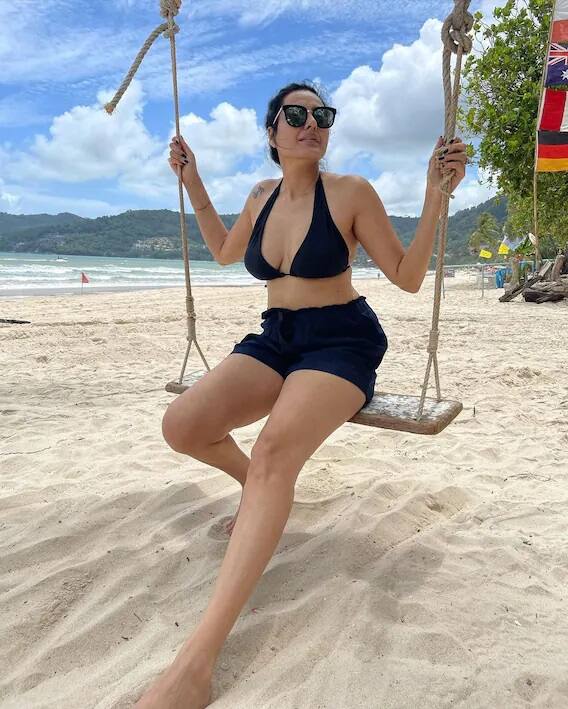 કામ્યા પંજાબીની આ તસવીરો જુની છે, એક્ટ્રેસે પોતાના બીચ વાઇબ્સને અનુભવ કરતા આ થ્રૉબેક તસવીરો શેર કરી છે, અને બતાવ્યુ છે કે તે દરિયા કિનારાની યાદોને તાજી કરી રહી છે.