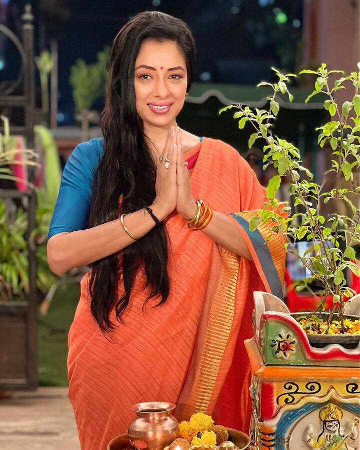 રૂપાલી ગાંગુલી ગમે તે ડ્રેસ પહેરે ભલે પછી તે વેસ્ટર્ન હોય કે ઇન્ડિયન તેની તસવીરો સોશ્યલ મીડિયા પર ધૂમ મચાવે છે.