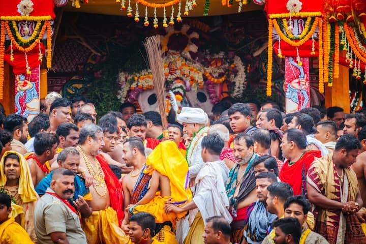 শোভাযাত্রা করে বলরাম, সুভদ্রা ও জগন্নাথদেবের বিগ্রহকে মন্দিরের বাইরে এনে স্থাপন করা হল আলাদা আলাদা রথে। শোভাযাত্রার এই রীতিকে বলা হয় পোহন্ডি। ছবি: শ্রী জগন্নাথ মন্দির অফিসের অফিসিয়াল টুইটার হ্যান্ডেল (@SJTA_Puri)