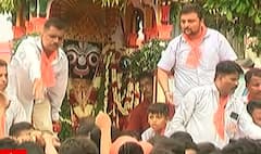 પોલીસ કાફલા વચ્ચે ભગવાનના રથ વધી રહ્યા છે આગળ, જુઓ ભક્તો કેવી કરી રહ્યા છે દર્શન માટે પડાપડી