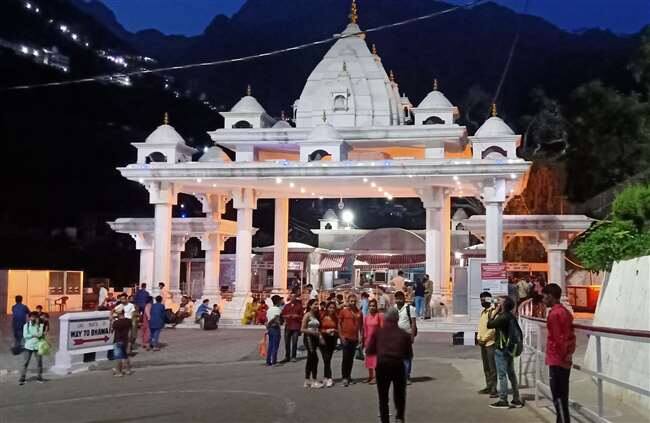 वहीं बात करें पैकेज की कीमत की तो, इसके लिए आपको 2845 रुपये चुकाने पड़ेंगे. इसकी बुकिंग आप घर पर मोबाइल फोन से आईआरसीटीसी की ऑफिशियल वेबसाइट www.irctctourism.com से भी कर सकते हैं.