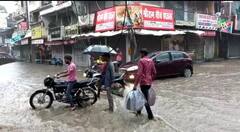 Monsoon In Pics: मध्य प्रदेश में कहीं अमृत...तो कहीं आफत बनी बारिश, जलजमाव से परेशान हुए लोग, देखिए तस्वीरों में