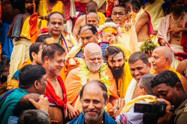 পুরী গোবর্ধন পীঠের জগৎগুরু শঙ্করাচার্য স্বামী নিশ্চলানন্দ সরস্বতী মহারাজ এদিন জগন্নাথদর্শন করেন। সঙ্গে ছিলেন ভক্তরা। ছবি: শ্রী জগন্নাথ মন্দির অফিসের অফিসিয়াল টুইটার হ্যান্ডেল (@SJTA_Puri)