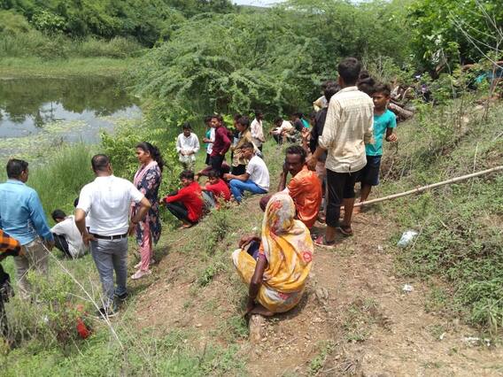 Vadodara:એક બહેનની સામે જ બીજી બહેને પાણીમાં ખેંચી ગયો મગર, મચ્યો હડકંપ Vadodara:એક બહેનની સામે જ બીજી બહેને પાણીમાં ખેંચી ગયો મગર, મચ્યો હડકંપ