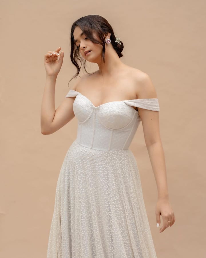 கம்பத்து பொண்ணு... கம்பத்து பொண்ணு... கண்ணால வெட்டி தூக்கற எங்கூரு காத்து சுராளி போல புழுதி பறக்க தாக்குற