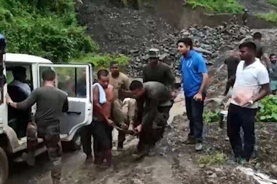 Manipur Landslide: भारी बारिश से अचानक दरका पहाड़, सेना के 7 जवानों समेत 14 लोगों की मौत