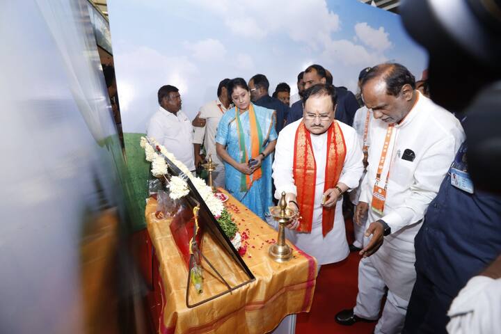 జాతీయ కార్యవర్గ సమావేశాల్లో పాల్గొనేందుకు బీజేపీ జాతీయ అధ్యక్షుడు జేపీ నడ్డా హైదరాబాద్‌ చేరుకున్నారు.