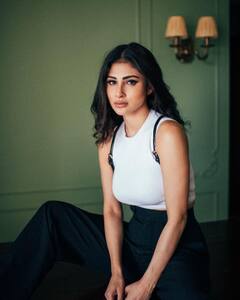 Mouni Roy: வெள்ளி மலரென இருக்கும் மௌனி ராயின் ரீசண்ட் புகைப்படங்கள்