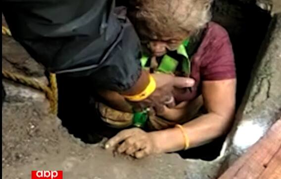 સુરતઃ કુવામાં ખાબકેલા વૃદ્ધાનું રેસક્યુ, જુઓ વીડિયો