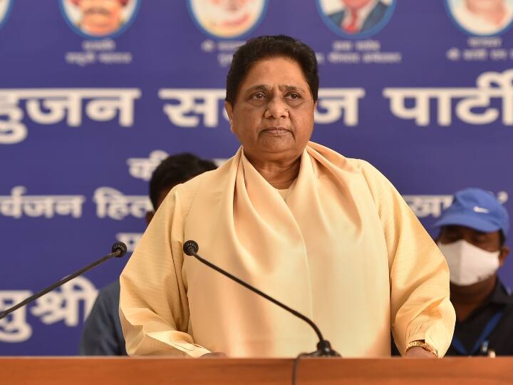 Mayawati hits at state government after dinesh khatik resigns and gives advice to bjp to respect dalit UP Politics: यूपी के मंत्री दिनेश खटीक के इस्तीफे पर मायावती बोलीं- 'दलित मंत्री की उपेक्षा दुर्भाग्यपूर्ण'