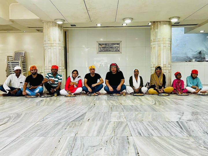 मंदिरा के इस पोस्ट से उनका दर्द साफ ज़ाहिर हो रहा है कि वो आज तक उससे ऊभर नहीं पाई हैं. हालांकि तस्वीरों में उनके चेहरे पर मुस्कुराहट दिख रही है.