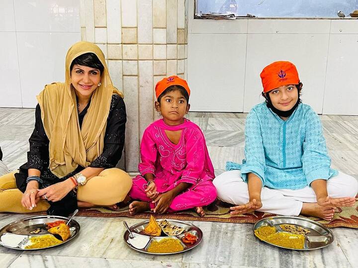 मंदिरा ने इंस्टाग्राम पर जो तस्वीरें शेयर की हैं उनमें वो अपने बच्चों के साथ गुरुद्वारे में नज़र आ रही हैं. वहीं कुछ पोस्ट में राज की फोटो भगवान की तस्वीरों के साथ रखी हुई है.