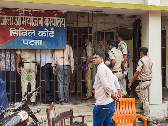 Patna Bomb Blast: पटना सिविल कोर्ट में सबूत के तौर पर लाया गया बम फटा, ब्लास्ट में कदमकुआं थाने का ASI घायल Patna Bomb Blast: पटना सिविल कोर्ट में सबूत के तौर पर लाया गया बम फटा, ब्लास्ट में कदमकुआं थाने का ASI घायल